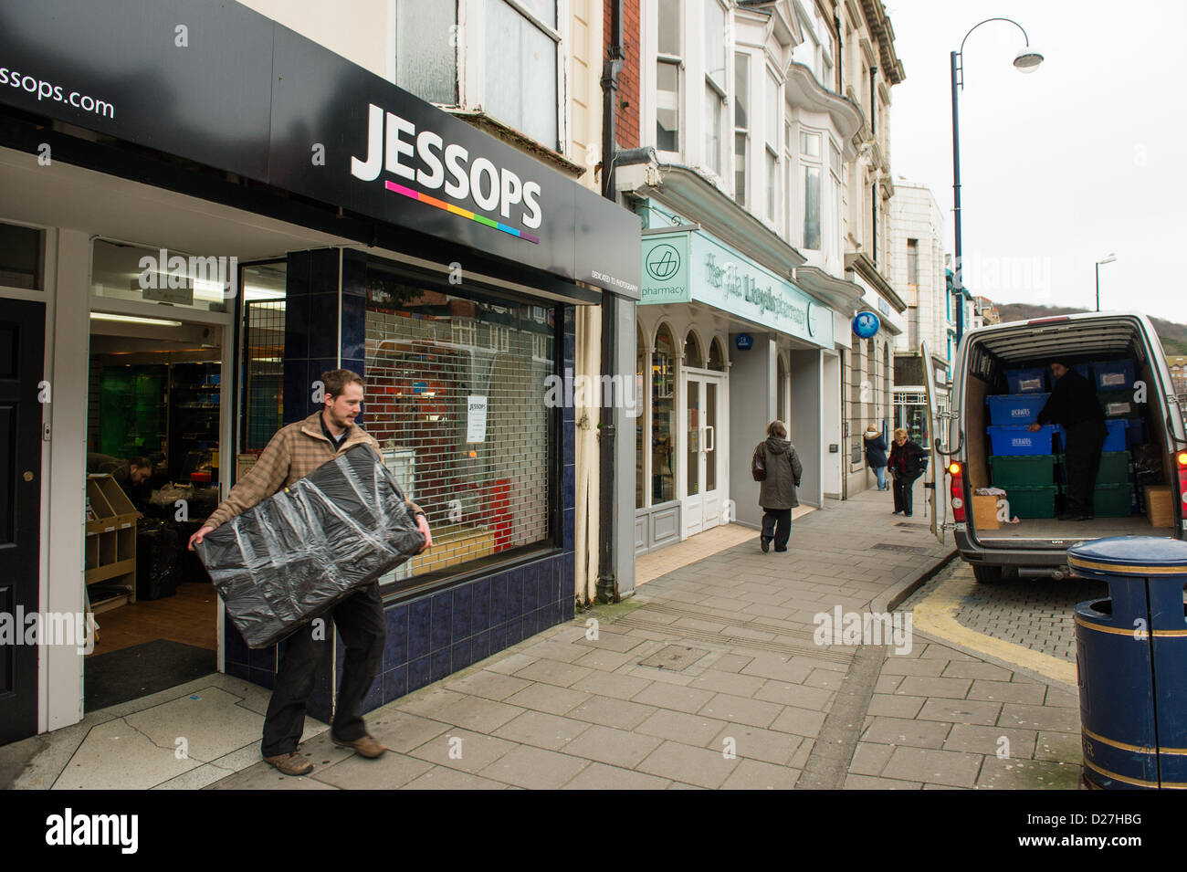 Aberystwyth, Wales, Regno Unito. 16 gennaio 2013 Personale presso una filiale della ormai defunta-Jessops archivio fotografico in Aberystwyth Wales UK trasportare casse di stock al di fuori del negozio. Le merci vengono prese ad un magazzino centrale di Milton Keynes, da dove i fornitori originale può essere in grado di recuperare il possesso. Foto ©keith morri Foto Stock