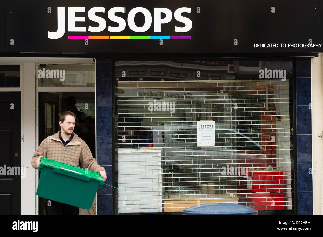 Aberystwyth, Wales, Regno Unito. 16 gennaio 2013 Personale presso una filiale della ormai defunta-Jessops archivio fotografico in Aberystwyth Wales UK trasportare casse di stock al di fuori del negozio. Le merci vengono prese ad un magazzino centrale di Milton Keynes, da dove i fornitori originale può essere in grado di recuperare il possesso. Foto ©keith morri Foto Stock