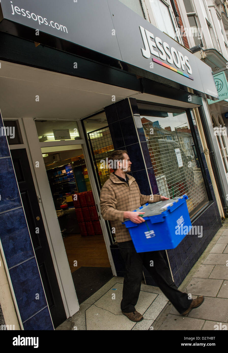 Aberystwyth, Wales, Regno Unito. 16 gennaio 2013 Personale presso una filiale della ormai defunta-Jessops archivio fotografico in Aberystwyth Wales UK trasportare casse di stock al di fuori del negozio. Le merci vengono prese ad un magazzino centrale di Milton Keynes, da dove i fornitori originale può essere in grado di recuperare il possesso. Foto ©keith morri Foto Stock