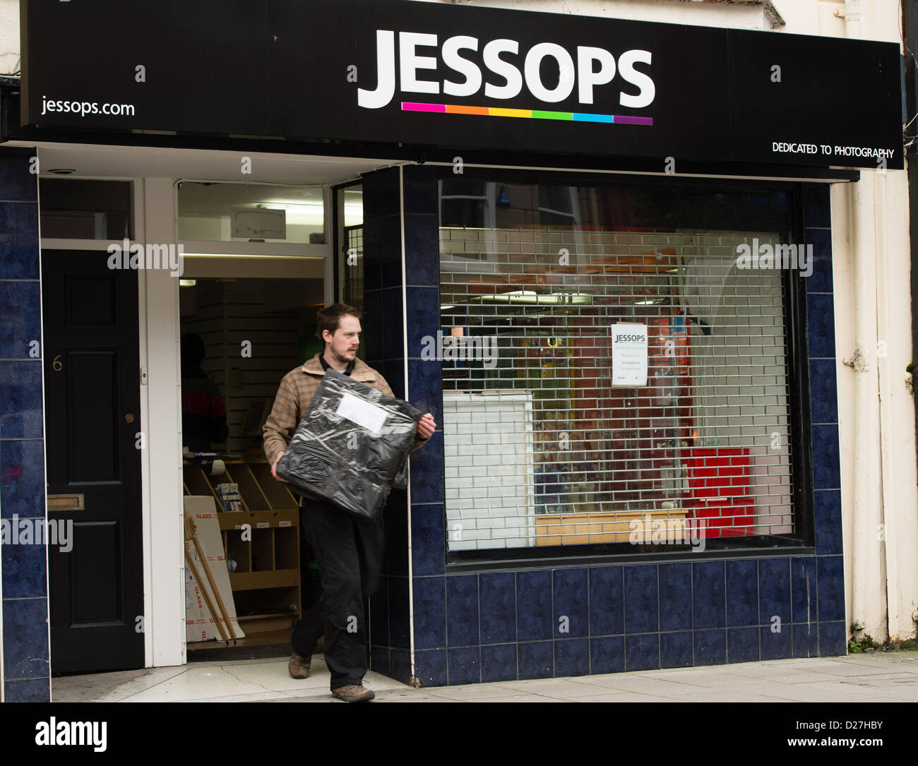 Aberystwyth, Wales, Regno Unito. 16 gennaio 2013 Personale presso una filiale della ormai defunta-Jessops archivio fotografico in Aberystwyth Wales UK trasportare casse di stock al di fuori del negozio. Le merci vengono prese ad un magazzino centrale di Milton Keynes, da dove i fornitori originale può essere in grado di recuperare il possesso. Foto ©keith morri Foto Stock