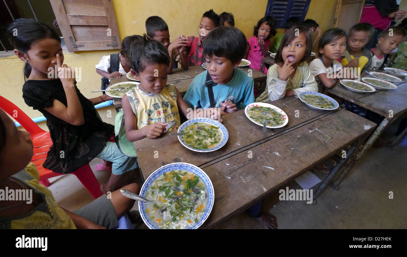 Cambogia Anlong Knang, un reinsediamento fuori Phnom Penh per slum evictees. Il Centro di apprendimento. Ora di pranzo. Foto Stock
