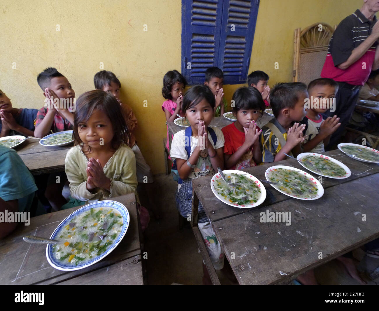 Cambogia Anlong Knang, un reinsediamento fuori Phnom Penh per slum evictees. Il Centro di apprendimento. Ora di pranzo. Foto Stock