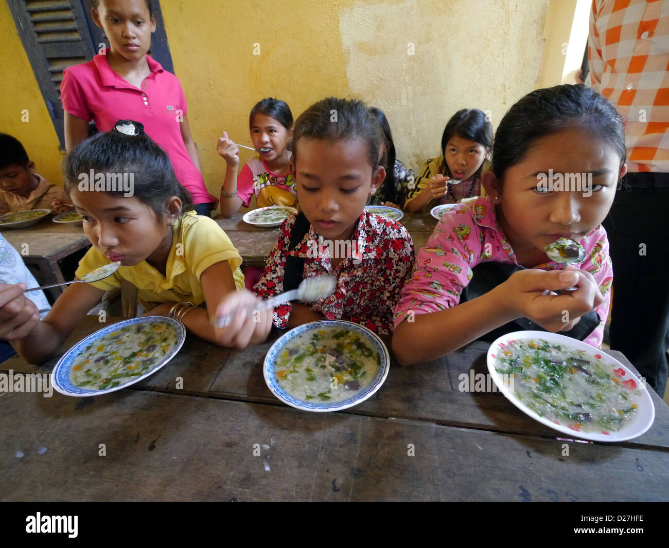 Cambogia Anlong Knang, un reinsediamento fuori Phnom Penh per slum evictees. Il Centro di apprendimento. Ora di pranzo. Foto Stock