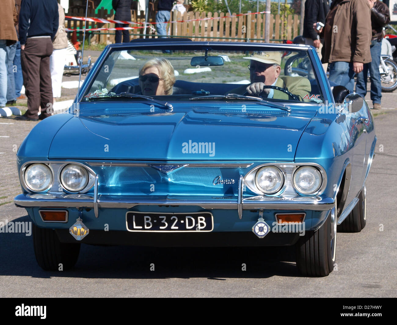 La Chevrolet Corvair del 1966 è stata esposta al 3° Oldtimer Spring Day a Valkenburgsmeertje, Paesi Bassi. Conosciuta per il suo design innovativo e l'esclusivo motore raffreddato ad aria, la Corvair rappresenta l'ingegneria automobilistica americana della metà degli anni '1960. Foto Stock