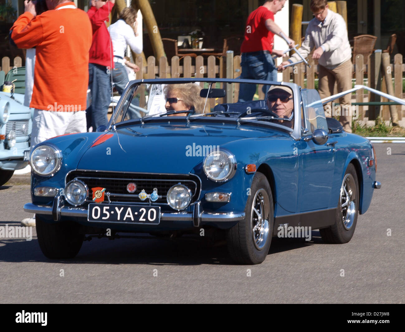La MG Midget MkIII del 1973 è una classica auto sportiva britannica nota per le sue dimensioni compatte, la maneggevolezza e il design vintage. Presente agli eventi automobilistici, questo modello rappresenta il fascino iconico dei roadster degli anni '1970. Foto Stock