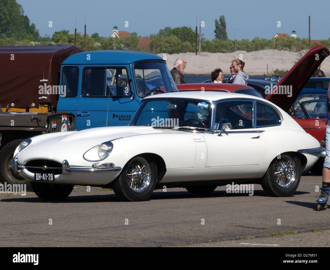 La Jaguar e-Type 1968 è una classica auto sportiva britannica rinomata per il suo design elegante, le prestazioni e la progettazione. È una delle mete preferite dai collezionisti ed è esposta a mostre ed eventi di automobili d'epoca. Foto Stock