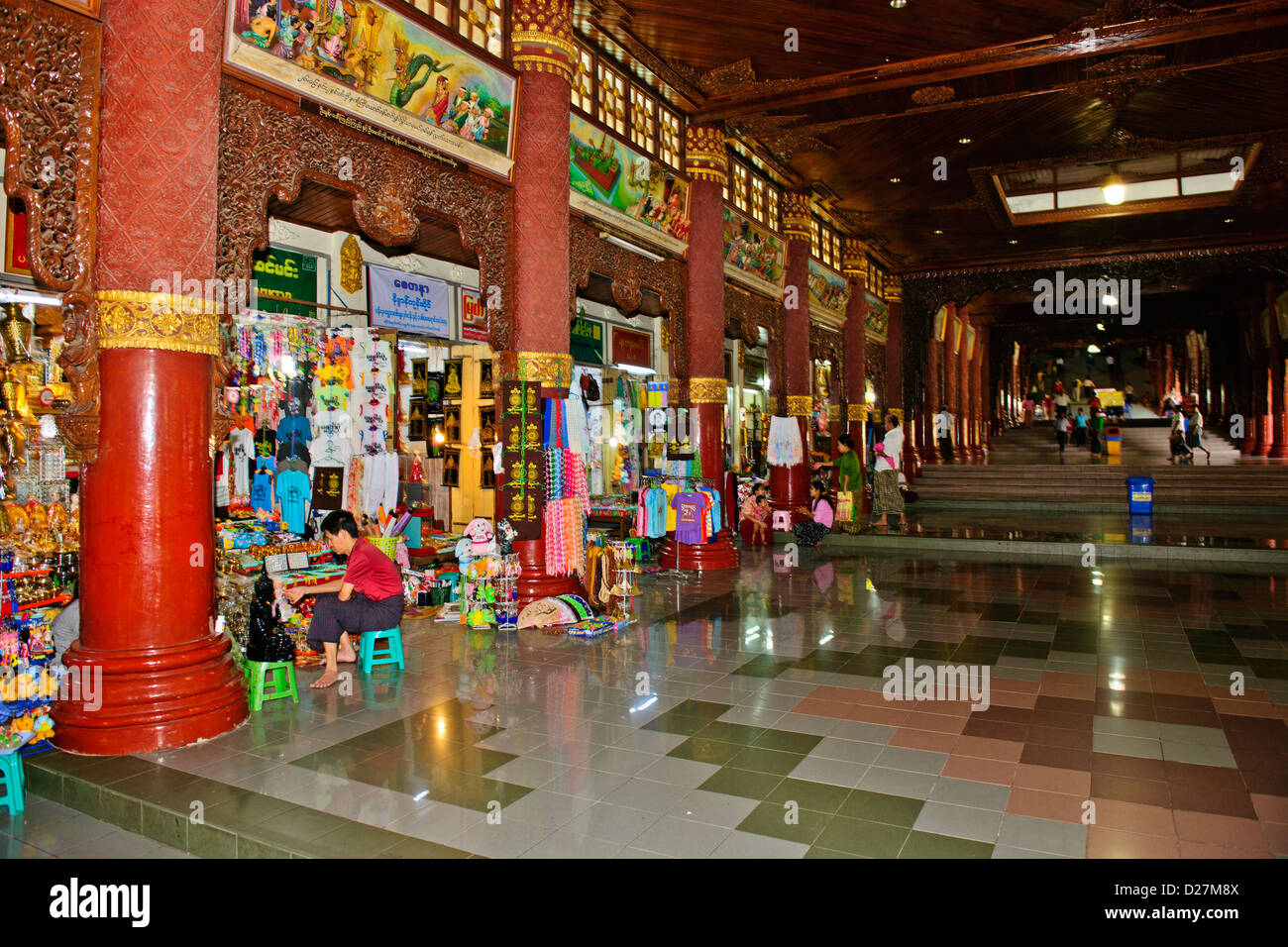 Shwedagon pagoda,Buddha,il Buddismo Bazaar Offerte,fiori,doni,edifici periferici,campane buddista,Yangon,Myanmar,Rangoon,Birmania Foto Stock
