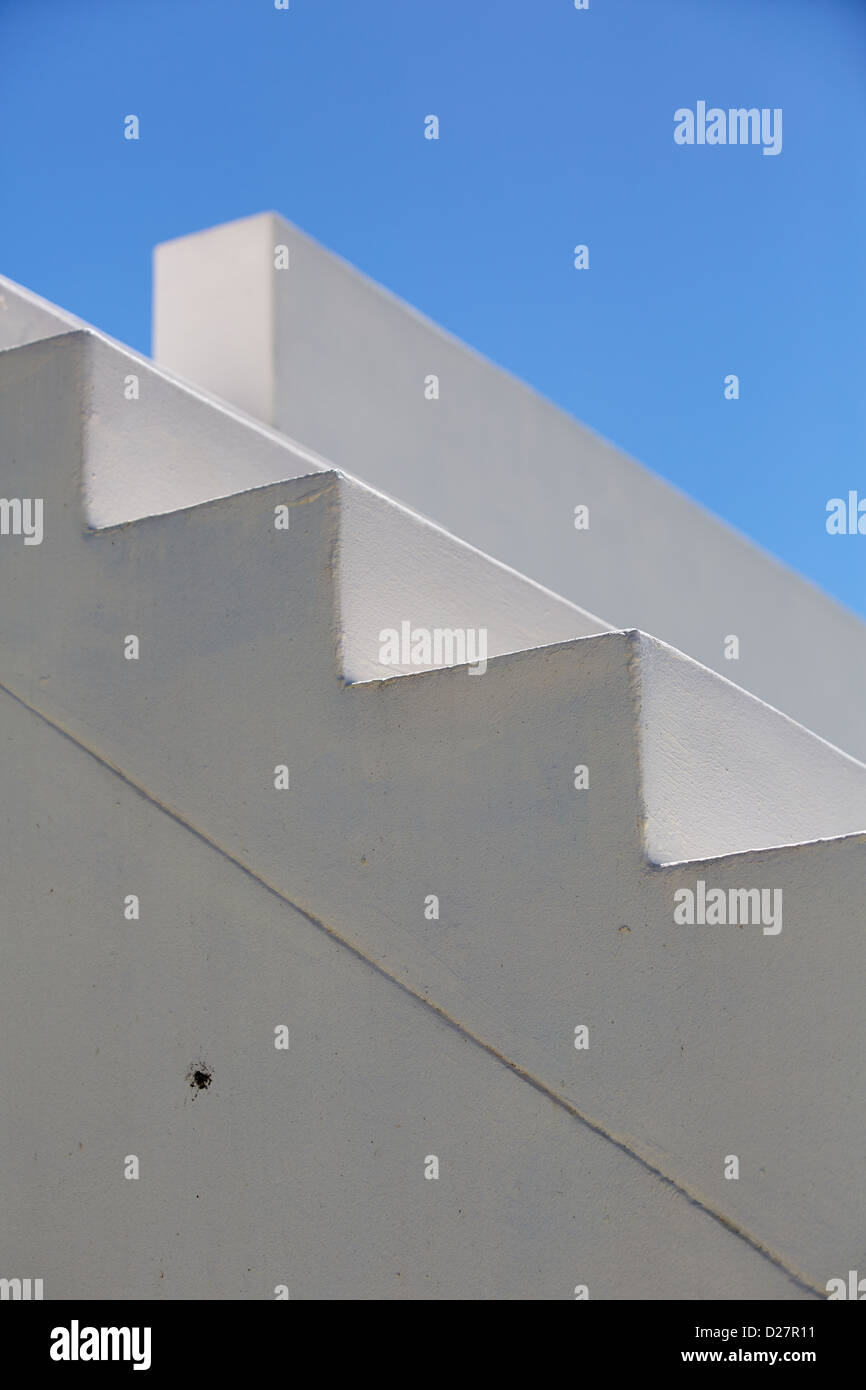 Close up dettaglio di bianco scalone in pietra contro un cielo blu Foto Stock