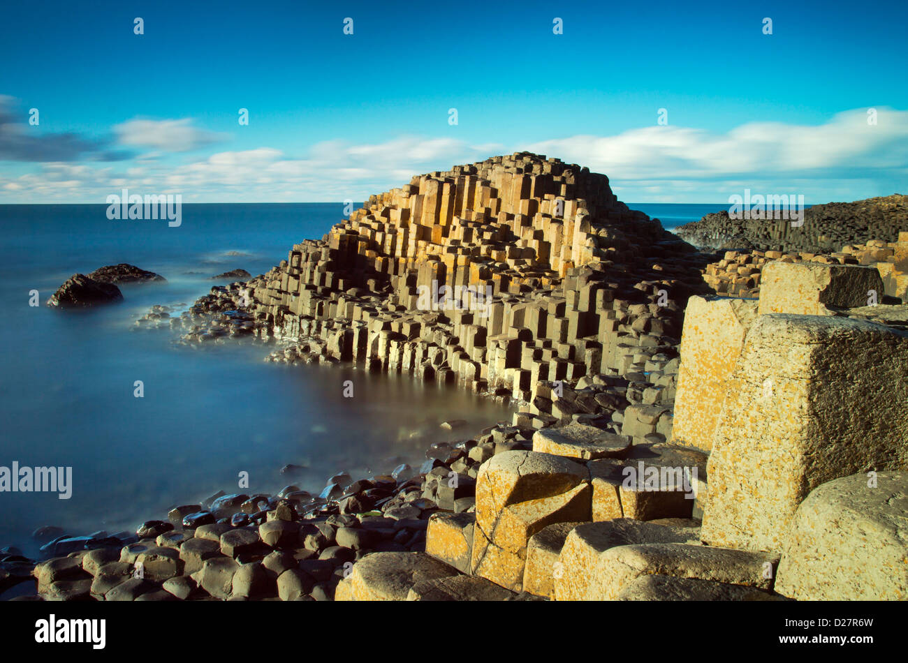 Pomeriggio di sole e acque calme sul famoso Giant's Causeway sulla costa di Antrim in Irlanda del Nord Foto Stock