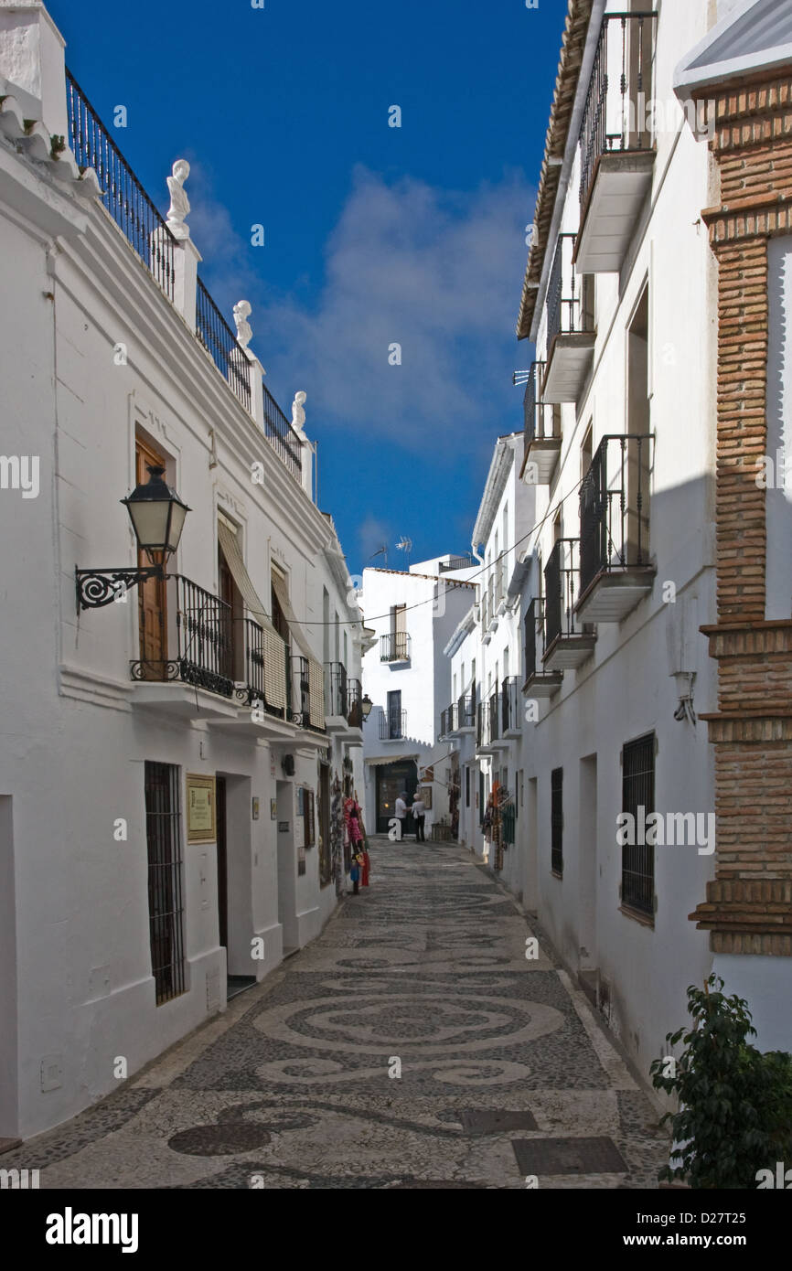 Stretta viuzza acciottolata nel "villaggio bianco' di Frigiliana, vicino a Nerja, Andalusia, Spagna Foto Stock