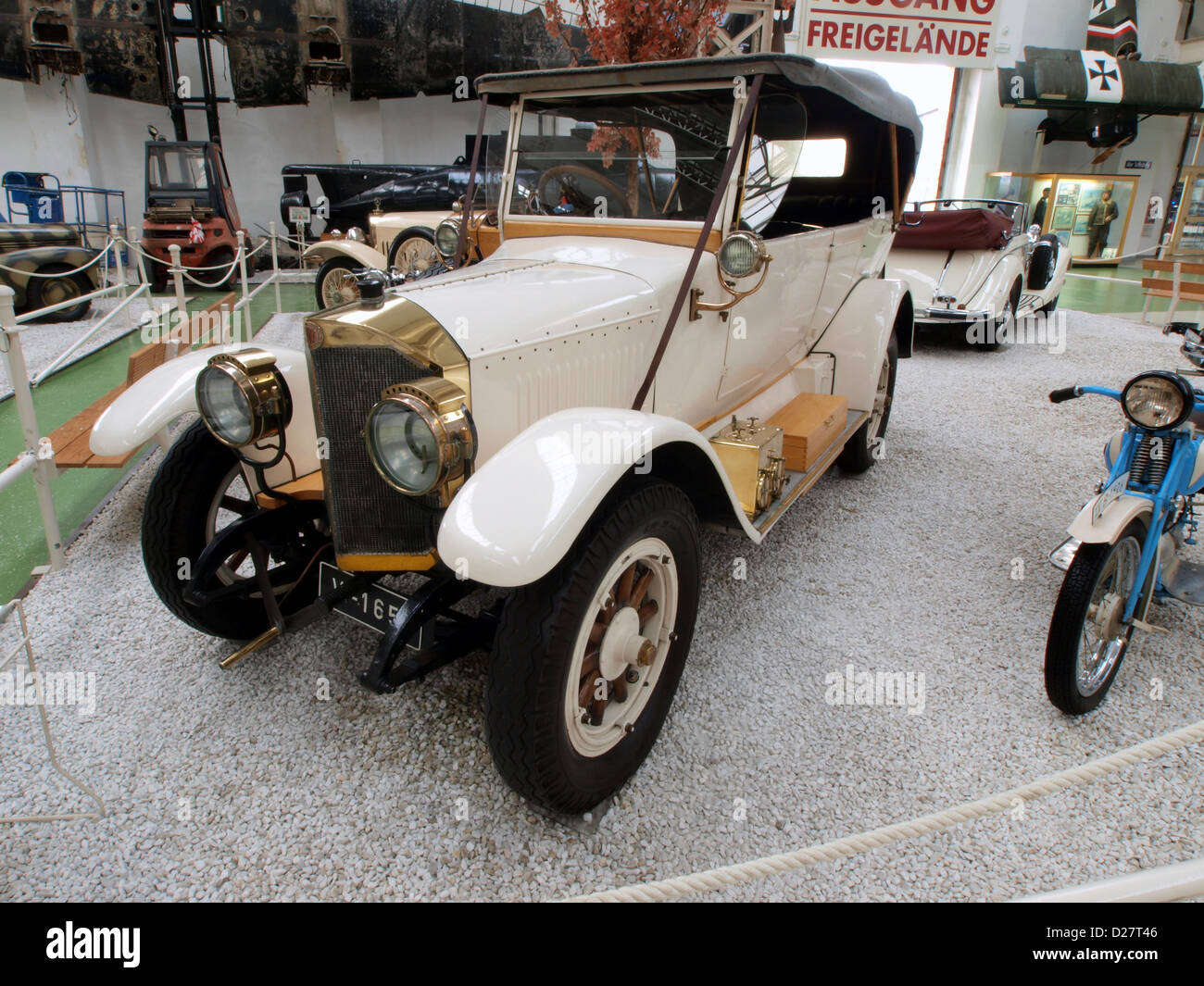 Il Technik Museum di Speyer, Germania, presenta una serie di veicoli classici, tra cui questa Mercedes-Benz d'epoca. Il museo mette in risalto la storia dell'automobile e mostra le pietre miliari ingegneristiche del XX secolo. Foto Stock