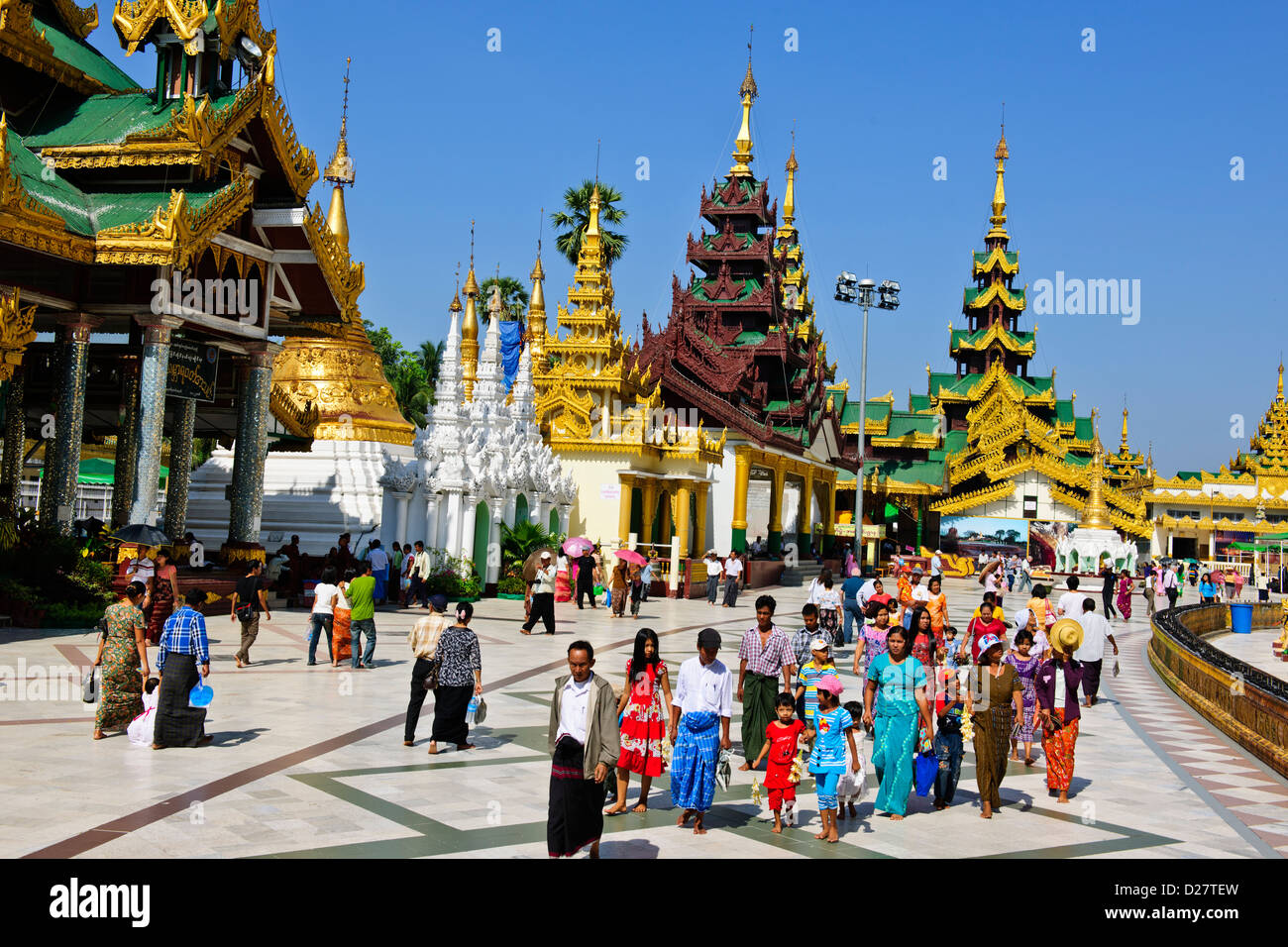 Shwedagon pagoda,Buddha,il buddismo offerte in posti planetario,edifici periferici,campane buddista,Yangon,Myanmar,Rangoon,Birmania Foto Stock