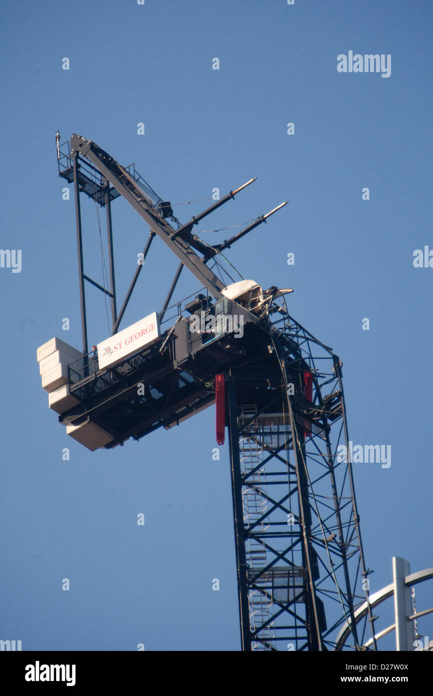 Londra, Regno Unito. 16 gennaio 2013. Danneggiato gru su St George's Wharf tower che l'Agusta 109 elicottero era entrato in collisione con a Wandsworth Road a Vauxhall, Londra, 16 gennaio 2013. Credito: martyn wheatley / Alamy Live News Foto Stock