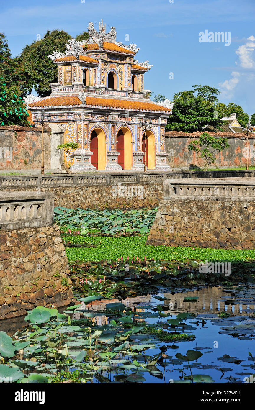 Una delle porte della città imperiale / cittadella di Hué, Vietnam - guardando dal lato interno della città attraverso gli ornati gli stagni Foto Stock