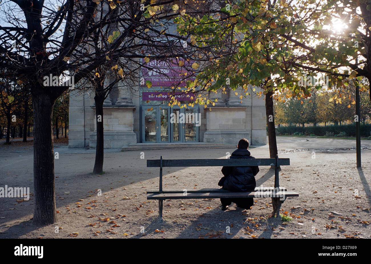 Figura seduta al di fuori del museo jeu de Paume, Jardin des Tuileries Parigi, Francia Foto Stock