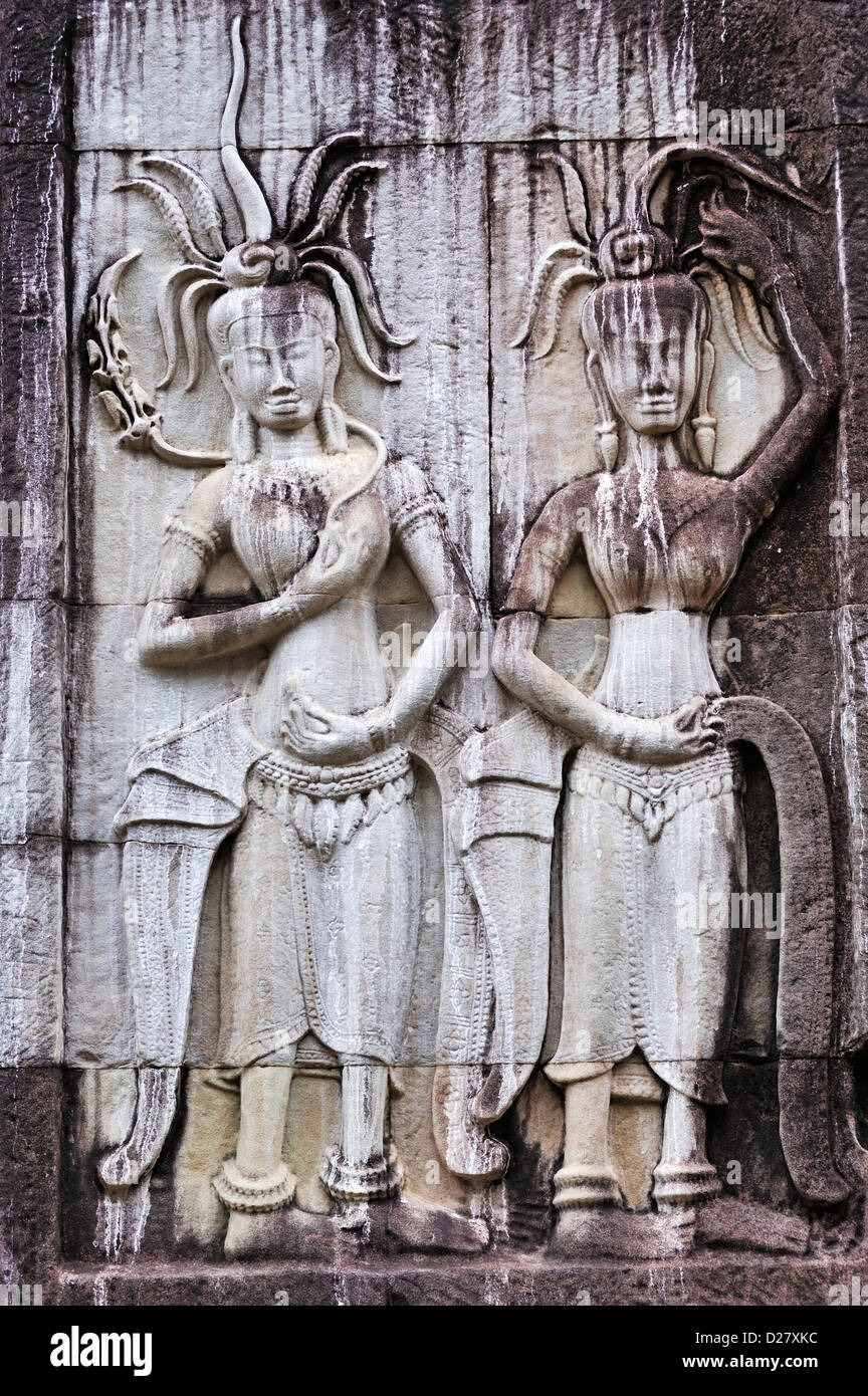 Apsaras sculture (divinità femminile nel Buddismo) sulle pareti dei templi di Angkor Wat, Cambogia Foto Stock
