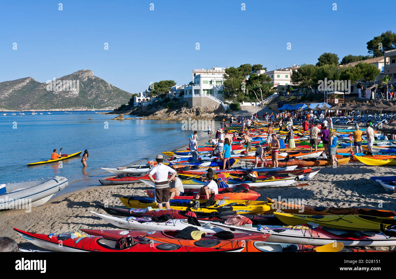 Kayakers ottenere pronto per l'annuale corsa per raggiungere l'isola di Dragonera. San Telmo. Isola di Maiorca. Spagna Foto Stock