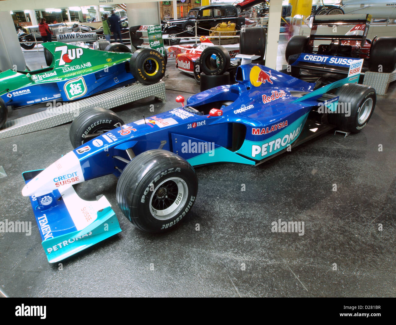 La Red Bull Sauber Petronas C20 del 2001, esposta al Museo Auto & Technic di Sinsheim, è una vettura di Formula 1 nota per la sua partnership con Red Bull e Sauber. Rappresenta l'era dei primi anni '2000 dell'ingegneria e delle corse di Formula 1. Foto Stock