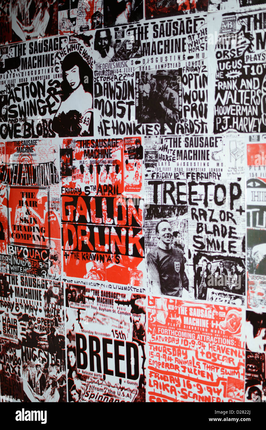 Poster pubblicità alternativa bande rock al di fuori di un club di Londra, Regno Unito Foto Stock
