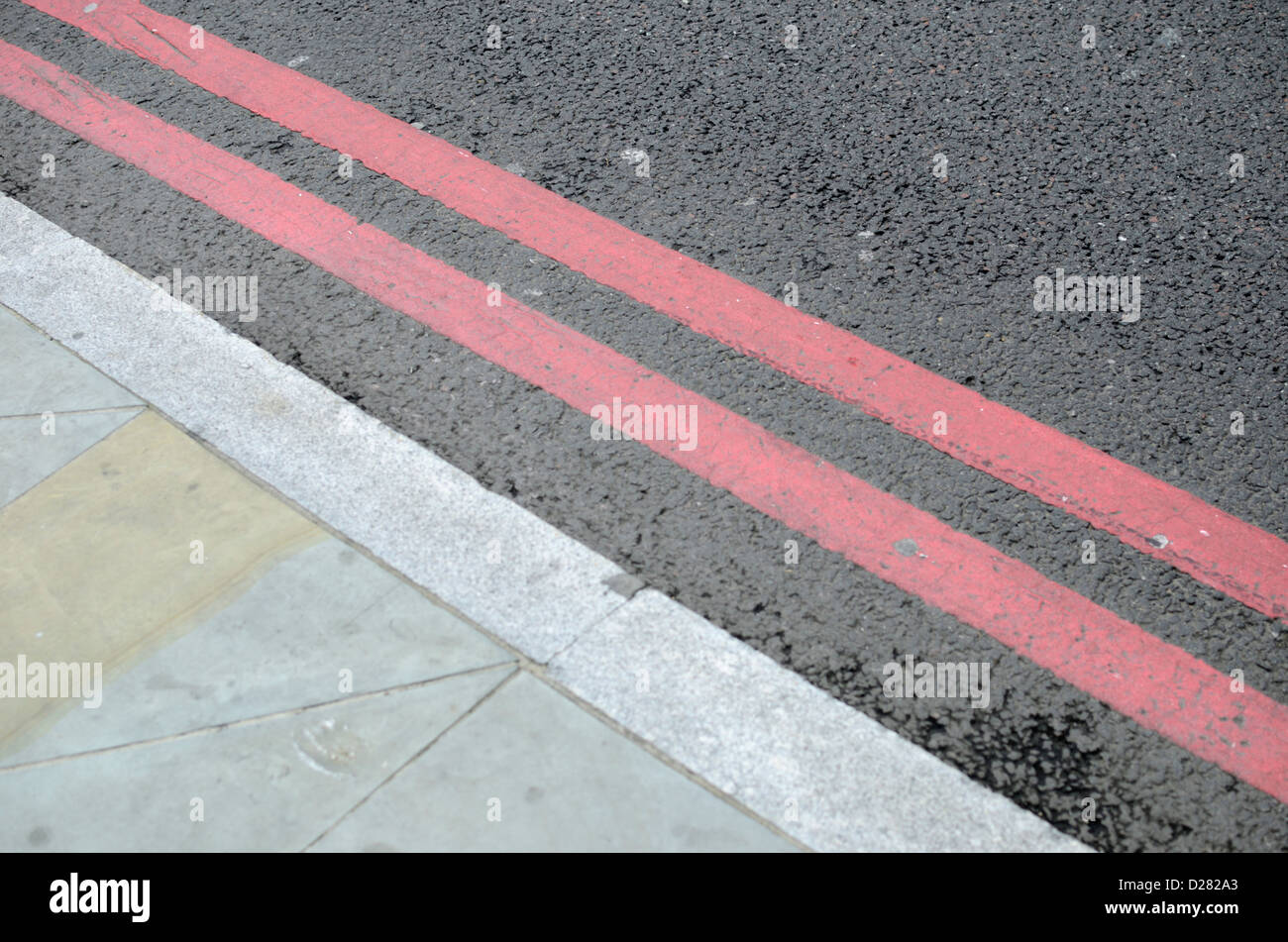 Doppia linea rossa della segnaletica stradale su una strada del Regno Unito Foto Stock