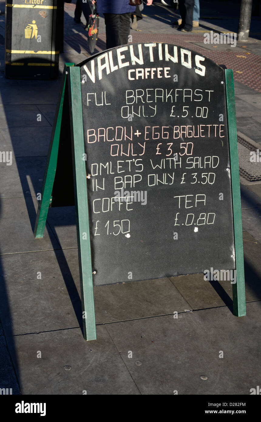La colazione articoli pubblicizzati su un bordo esterno di un cafe, Islington, London, Regno Unito Foto Stock