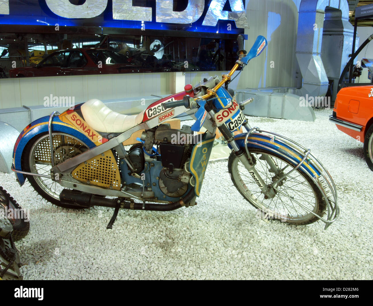 La JAWA Speedway 1988 da 60 CV 500 cc è una motocicletta da corsa esposta al Museo Auto & Technic di Sinsheim, Germania. Noto per il suo design ad alte prestazioni, rappresenta le innovazioni tecniche nelle moto da corsa speedway dell'epoca. Foto Stock
