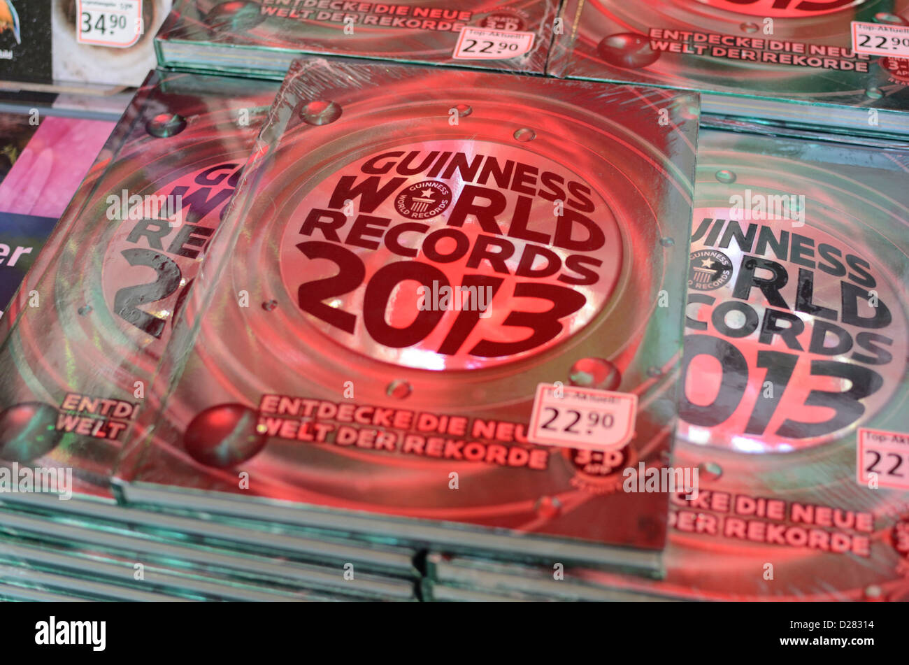 Copie di Guinness World Records (edizione svizzera) su una fase di stallo Foto Stock