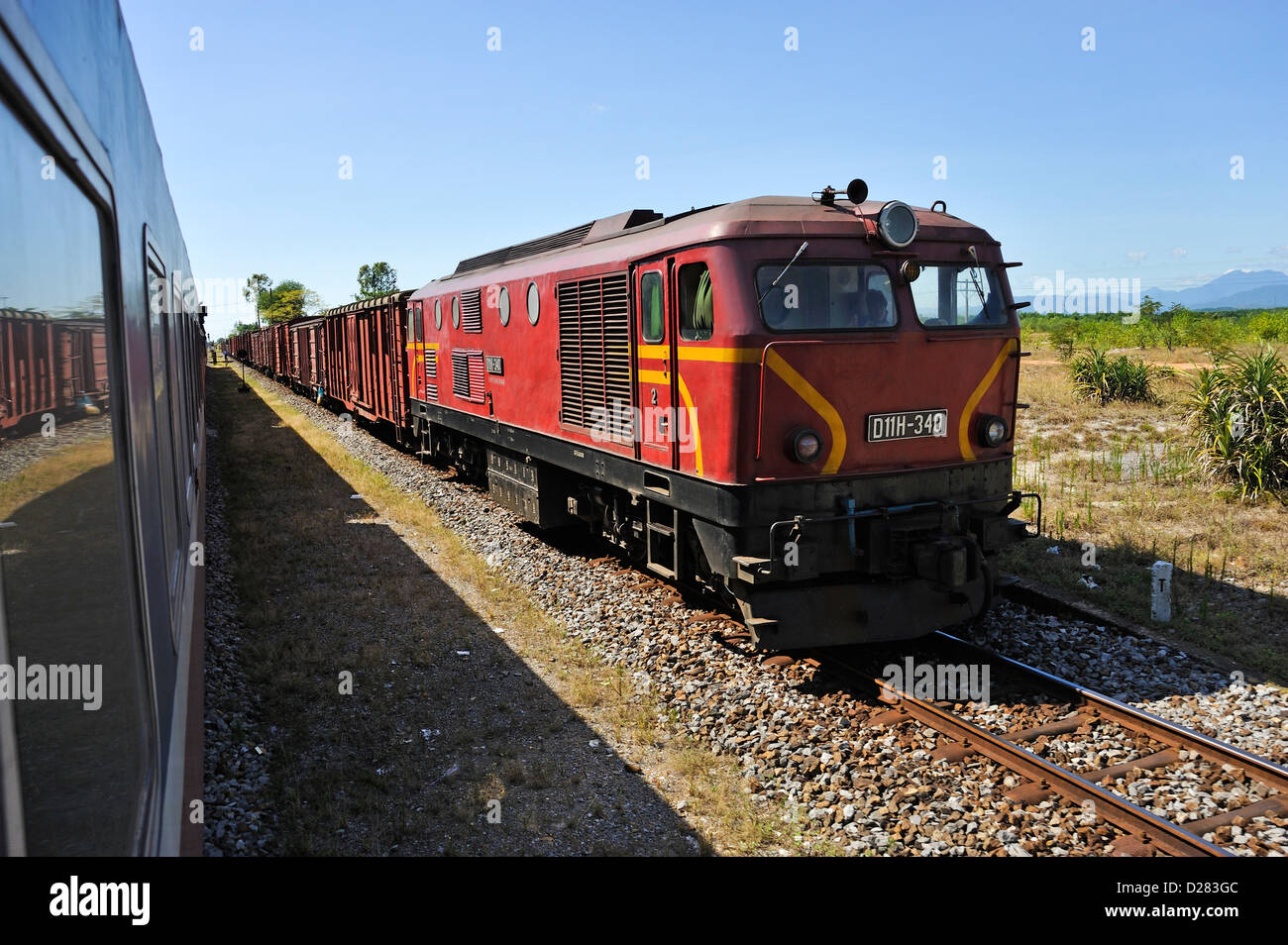 Treno tra Hanoi e tonalità, Vietnam Foto Stock