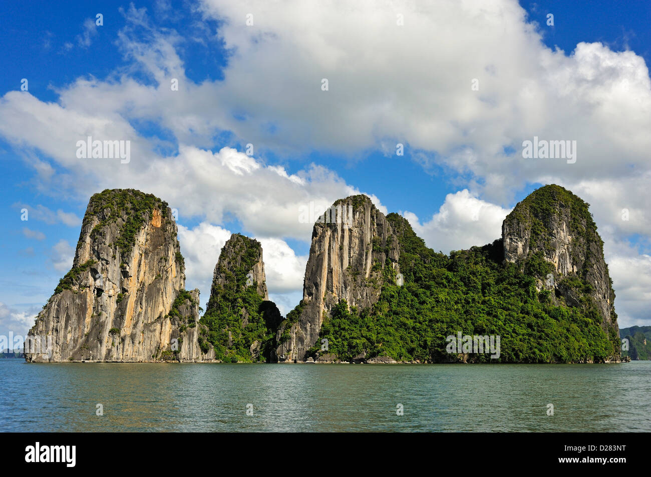 Calcare vette carsiche isole nella Baia di Ha Long, Vietnam Foto Stock