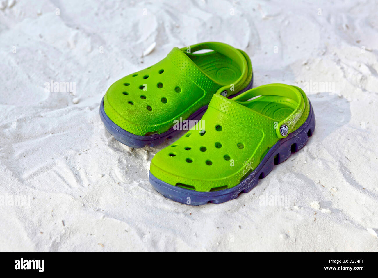 Green sandali di gomma sulla spiaggia Foto Stock