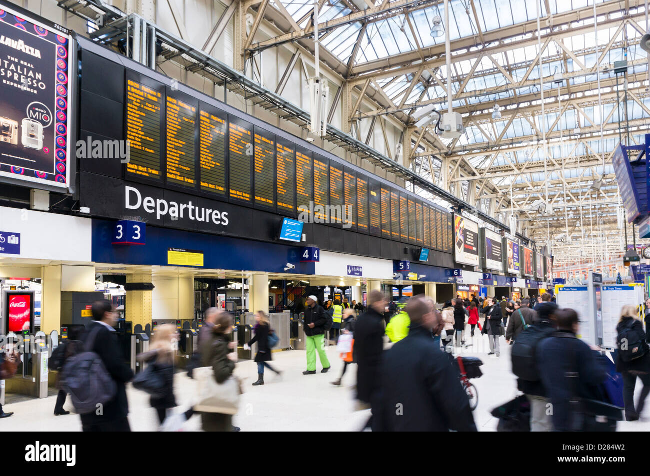 Pendolari, passeggeri, London, England, Regno Unito - la stazione di Waterloo Stazione ferroviaria Foto Stock