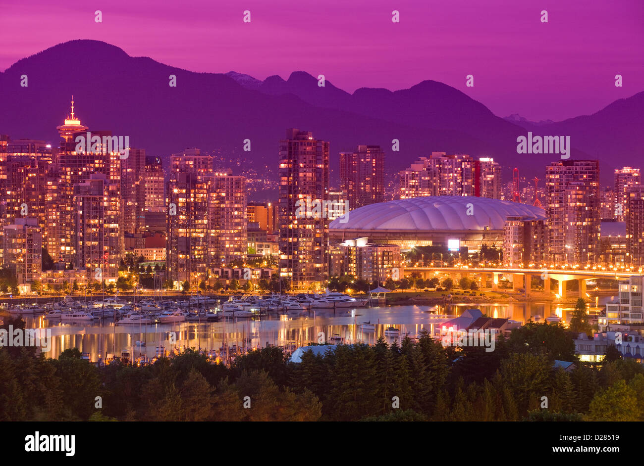 FALSE CREEK skyline del centro cittadino di Vancouver a costa montagne della Columbia britannica in Canada Foto Stock