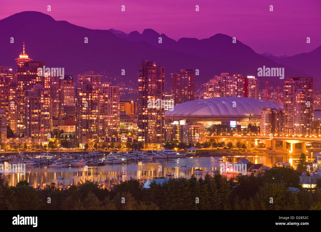 FALSE CREEK skyline del centro cittadino di Vancouver a costa montagne della Columbia britannica in Canada Foto Stock