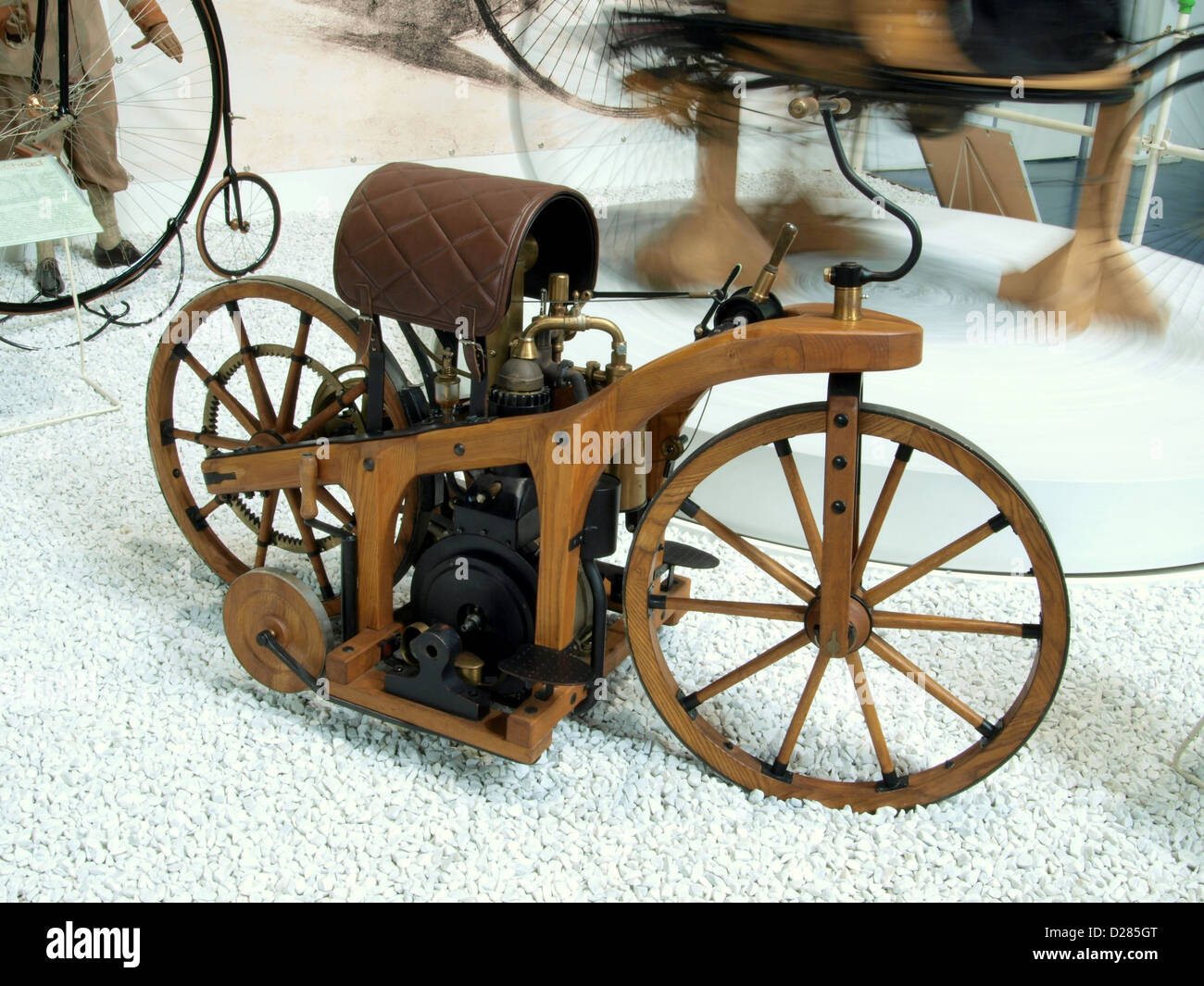 Il Daimler Reitwagen del 1885, esposto al Museo Auto & Technic di Sinsheim, è uno dei primi veicoli motorizzati conosciuti. Questa auto da corsa, progettata da Gottlieb Daimler, è dotata di un motore da 0,5 cavalli e rappresenta una pietra miliare nella storia automobilistica come uno dei primi veicoli motorizzati pratici. Foto Stock