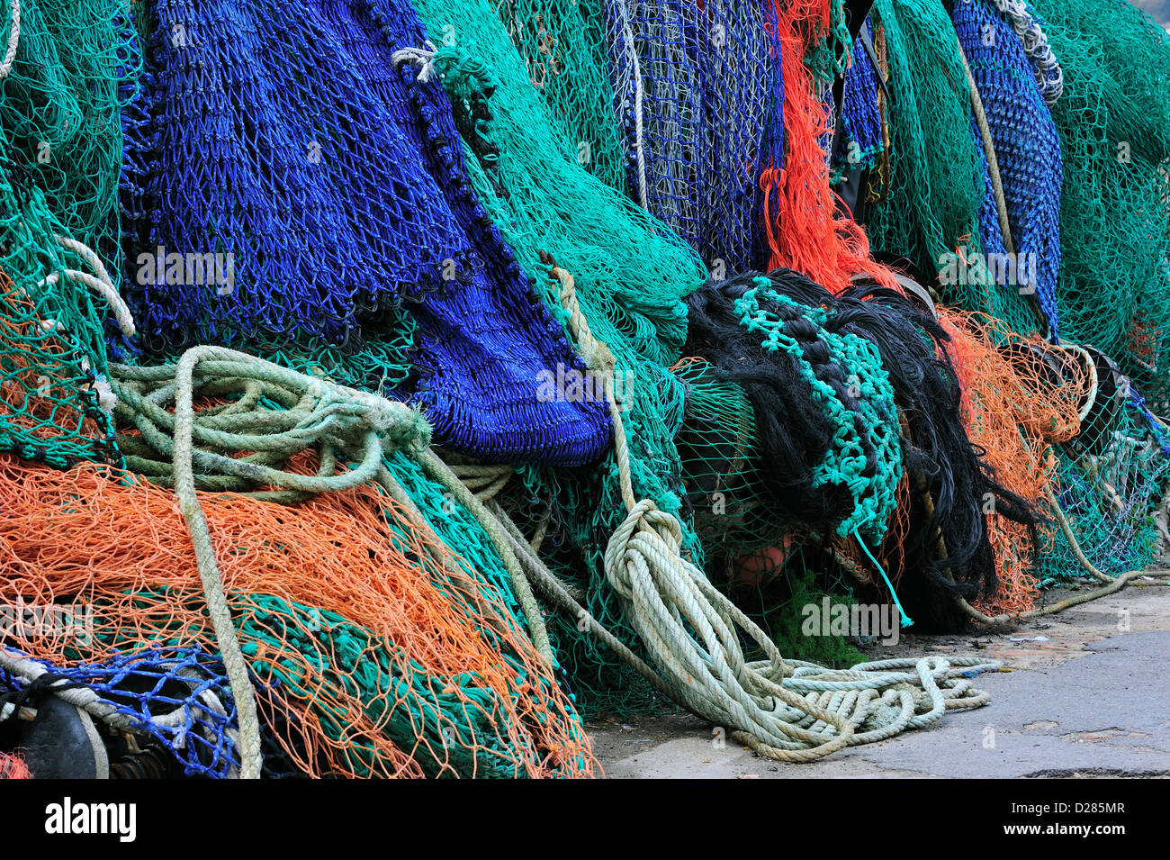 Colorato la pesca a strascico Reti sulla banchina di Lyme Regis Harbour lungo la Jurassic Coast, Dorset, Inghilterra meridionale, Regno Unito Foto Stock