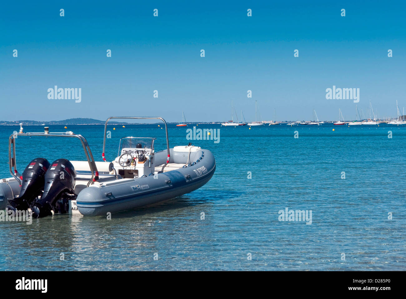 Barca gonfiabile con twin motori fuoribordo ormeggiato nel Mediterraneo Foto Stock