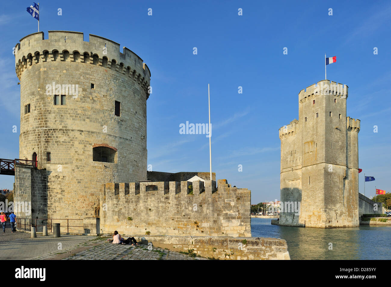 Le torri tour de la Chaîne e tour Saint-Nicolas nel vecchio porto / Vieux-Port a La Rochelle, Charente-Maritime, Francia Foto Stock