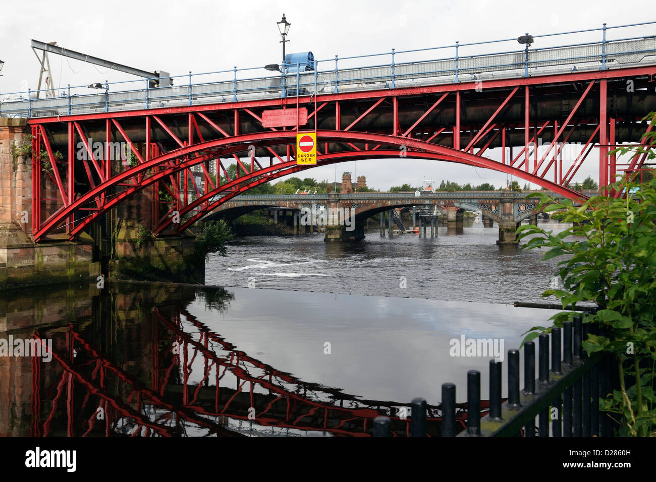 Vista Ovest lungo il fiume Clyde al tubo Bridge e Tidal Weir, Glasgow, Scotland, Regno Unito Foto Stock