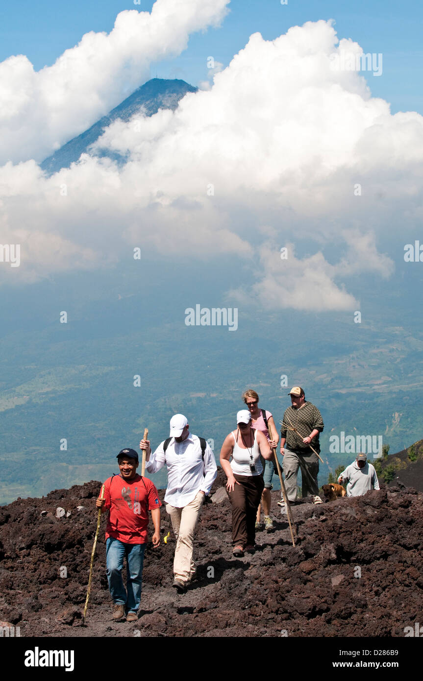Guatemala Antigua. La scalata del vulcano Pacaya, con Fuego vulcano a distanza Antigua, Guatemala. Foto Stock