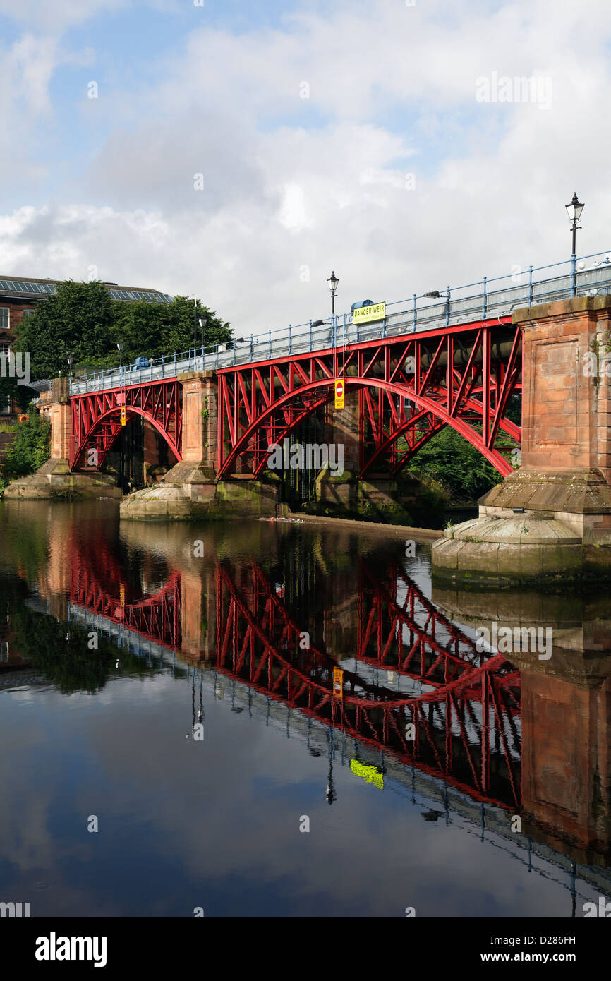 Guardando verso sud ovest lungo il fiume Clyde al tubo Ponte a stramazzo di marea a Glasgow, Scotland, Regno Unito Foto Stock