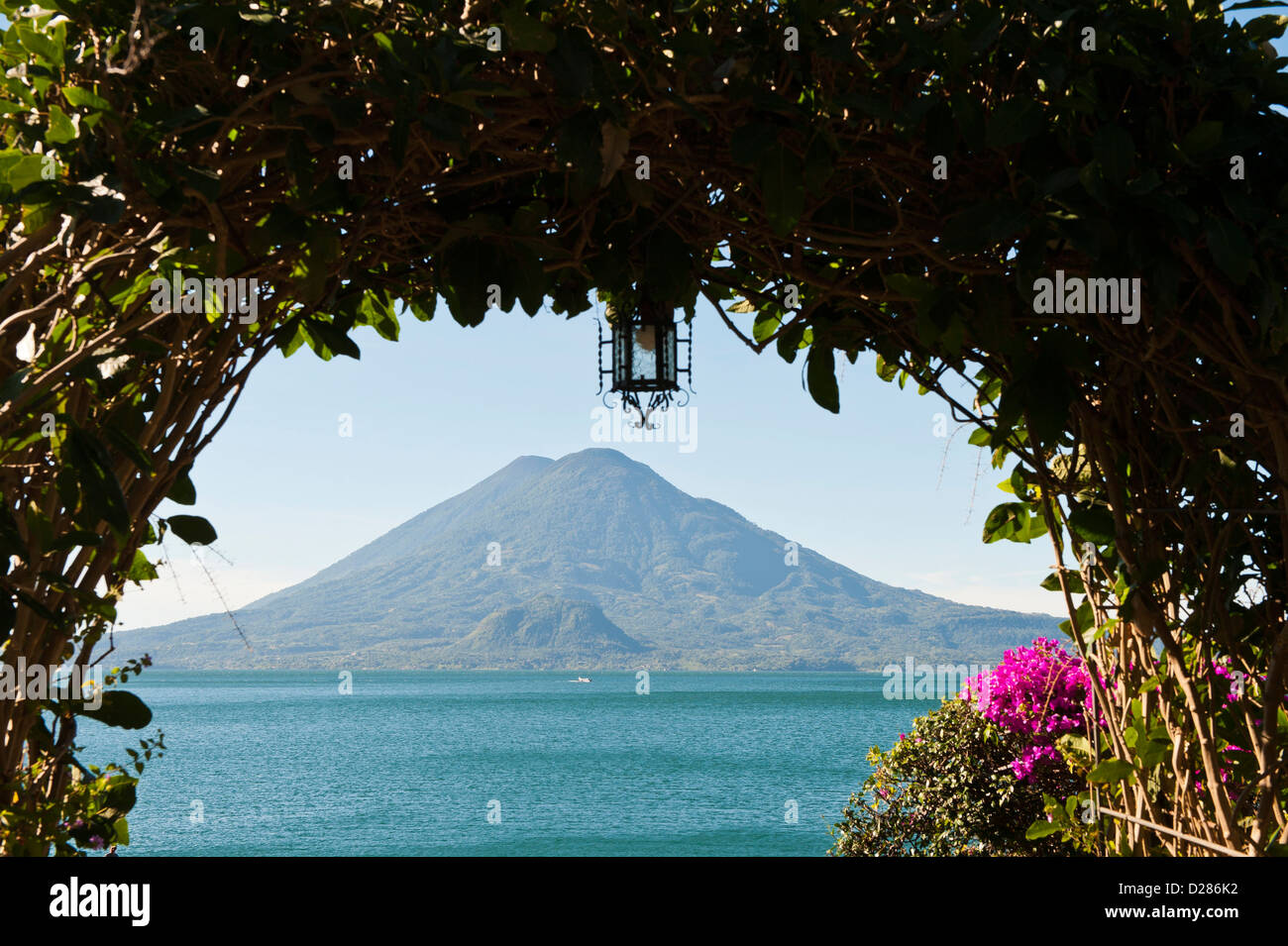 Guatemala, San Juan la Laguna. Vulcano Toliman e Lago de Atitlan (lago Atitlan) da Hotel Atitlan. Foto Stock