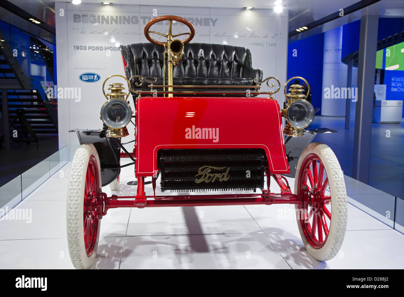 Detroit, Michigan - Il più antico sopravvissuto Ford - un 1903 Ford modello A - Sul display al North American International Auto Show. Foto Stock