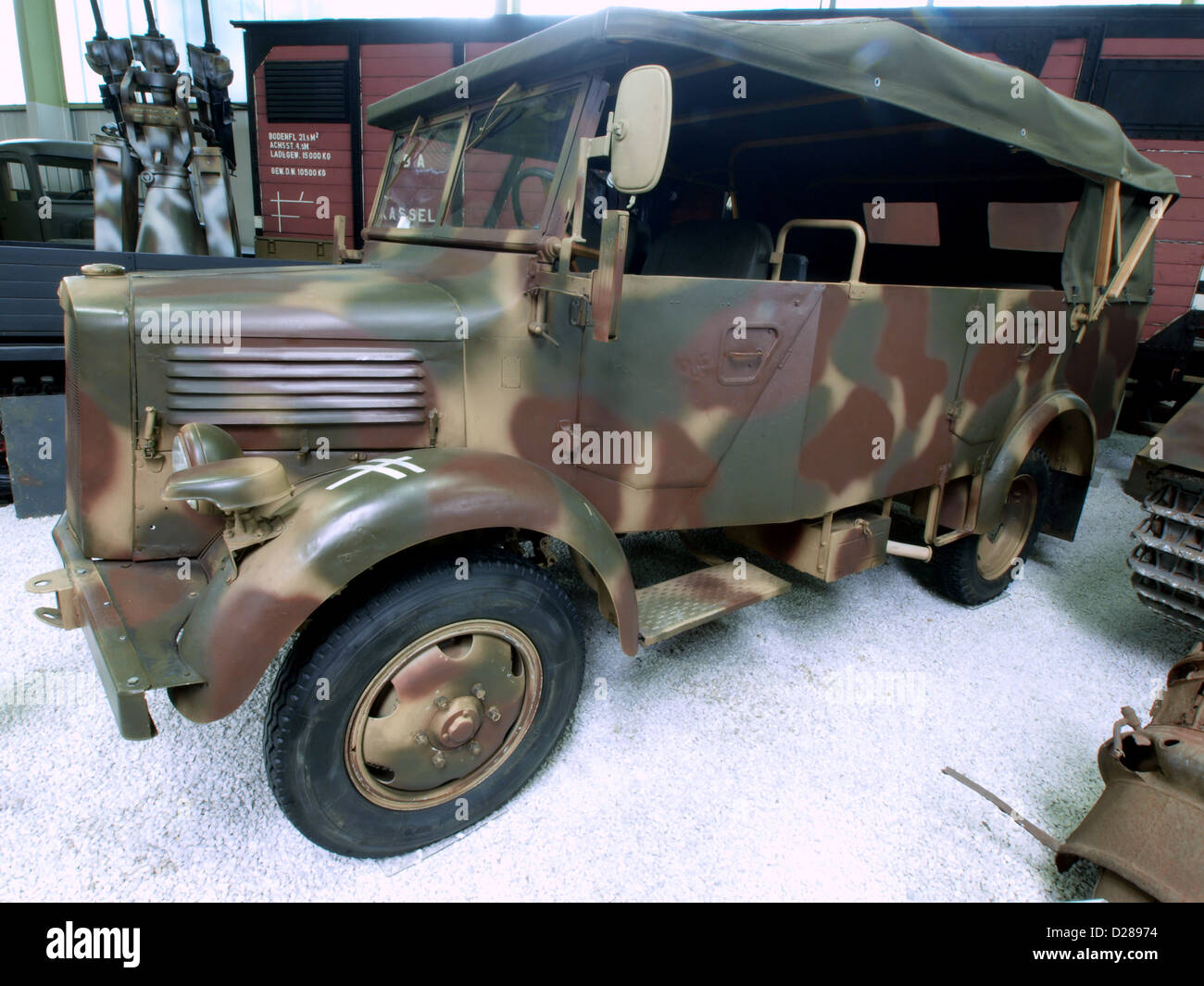 Il Mercedes Benz L 1500 A è un veicolo di trasporto militare della seconda guerra mondiale, esposto al Museo dell'Auto e della tecnica di Sinsheim. Noto per la sua durata e versatilità, fu utilizzato in varie applicazioni militari durante la guerra. Foto Stock
