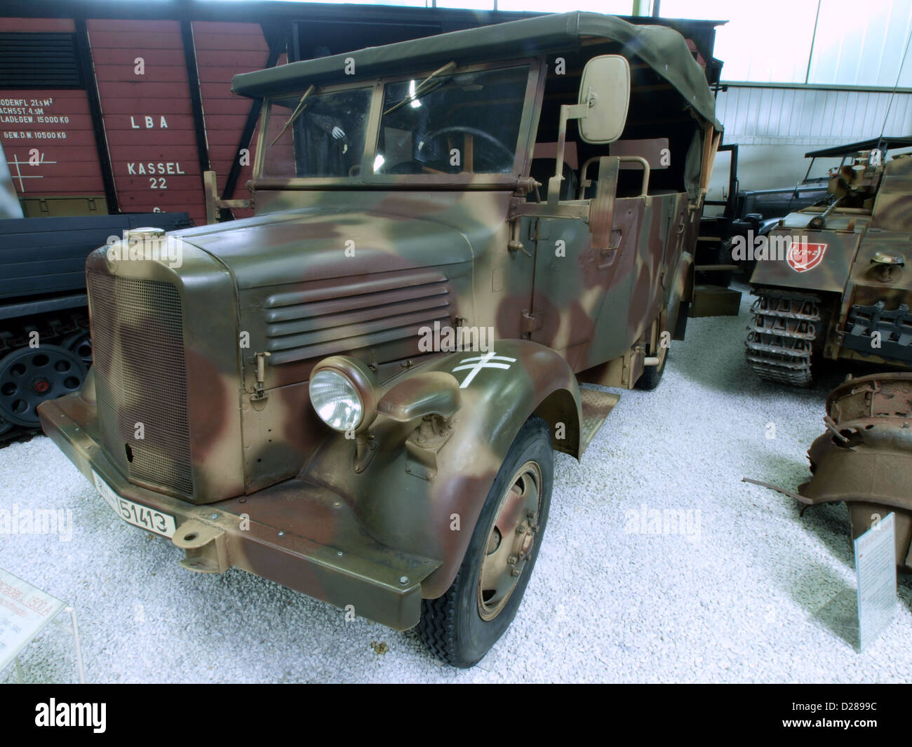 La Mercedes Benz L 1500 A, esposta al Museo Auto & Technik di Sinsheim, è un veicolo militare storico. Questo camion, noto per il suo ruolo durante la seconda guerra mondiale, fu utilizzato dall'esercito tedesco per il trasporto di truppe e attrezzature. Mette in evidenza le innovazioni ingegneristiche del suo tempo, tra cui la sua struttura robusta e la sua funzionalità versatile nelle operazioni in tempo di guerra. Foto Stock