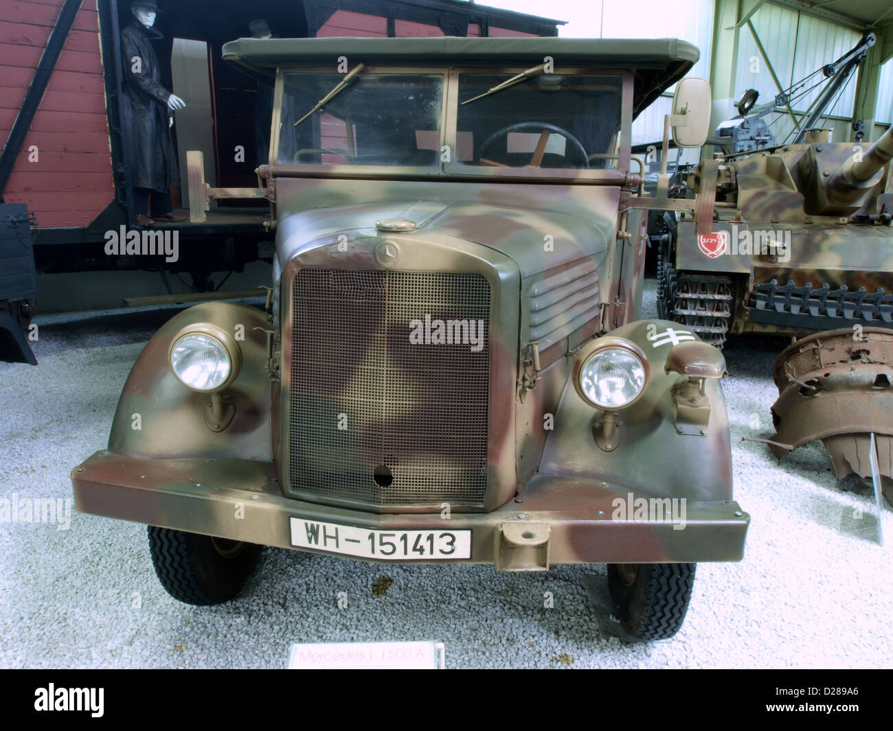 La Mercedes Benz L 1500 A è esposta al Museo dell'Auto & Technik di Sinsheim, che mostra questo iconico camion militare tedesco dell'era della seconda guerra mondiale. Il suo design mette in risalto la durata e la funzionalità per l'uso militare. Foto Stock