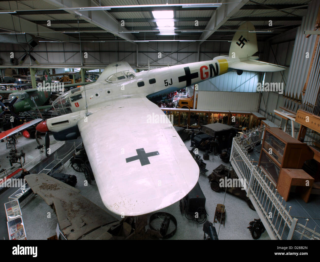 L'Auto & Technic Museum di Sinsheim, Germania, presenta una collezione di storia dell'aviazione e dell'automobile, tra cui l'Heinkel He.111E, un bombardiere tedesco della seconda guerra mondiale. Questo museo espone vari aerei e veicoli, che riflettono i progressi tecnologici del loro tempo. Foto Stock