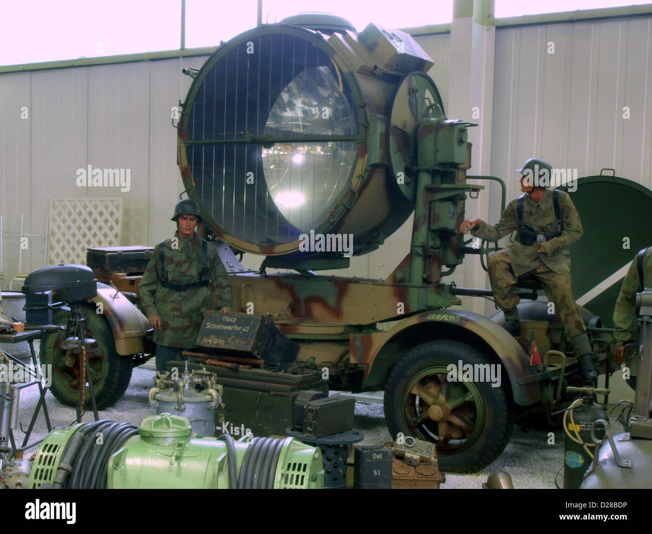 Il Museo dell'automobile e della tecnica di Sinsheim espone una serie di mostre militari e automobilistiche, tra cui un proiettore A FIOCCO da 150 cm utilizzato durante la seconda guerra mondiale. Il museo offre uno sguardo sulla tecnologia automobilistica e militare storica. Foto Stock