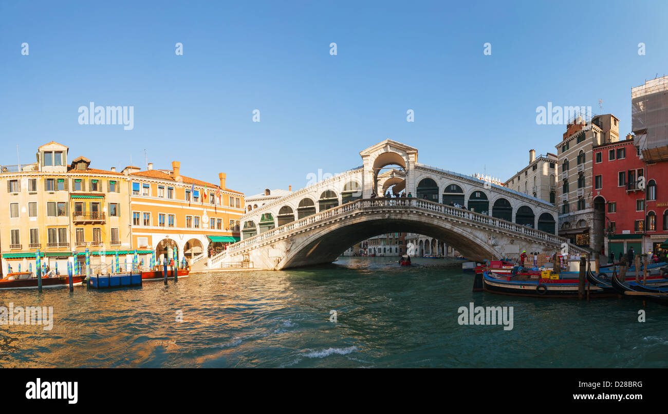 Il Ponte di Rialto (Ponte di Rialto) in una giornata di sole a Venezia. È il più vecchio ed uno dei quattro ponti che attraversano il Canal Grande. Foto Stock