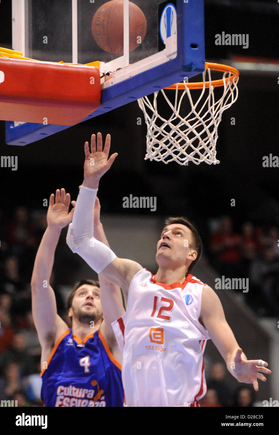 Eurolega di basket, ultimi 16 gioco 2, Gruppo J, CEZ Basket Nymburk vs Valencia cestello, Gennaio 16, 2013, Pardubice, Repubblica Ceca. Radek Necas (destra, Nymburk) e Stefan Markovic (Valencia). (CTK foto/Josef Vostarek) Foto Stock