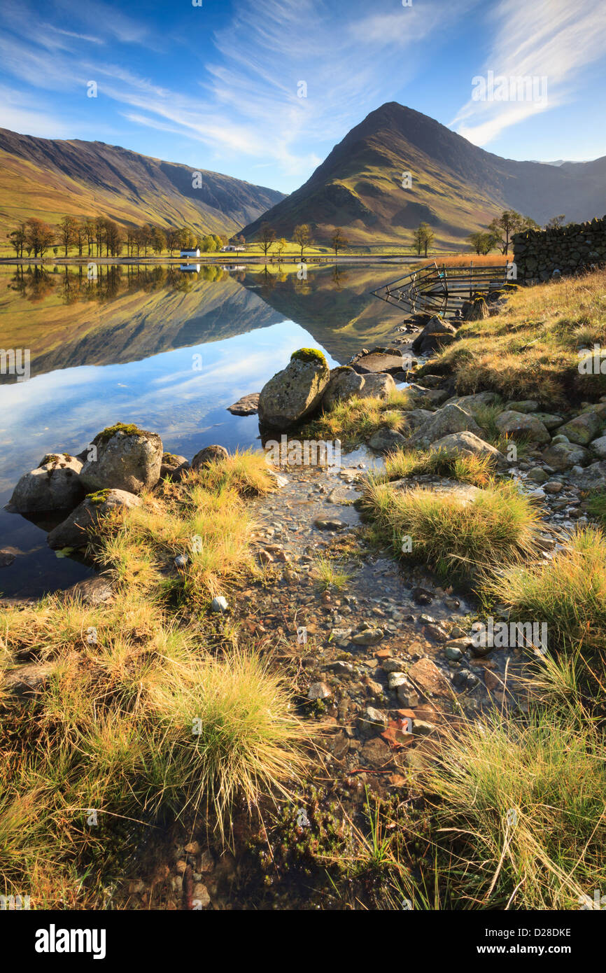 La vista a sud verso Fleetwith Pike della sponda occidentale di Buttermere nel Parco Nazionale del Distretto dei Laghi, catturato in Ottobre Foto Stock